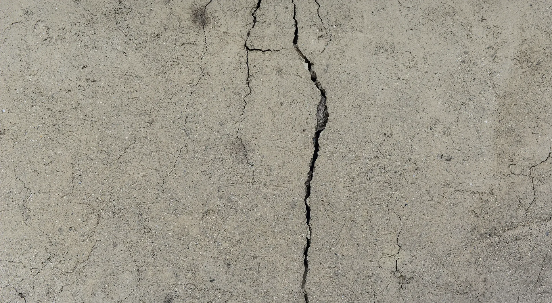 A Homeowner’s Guide to Foundation Cracks (1)